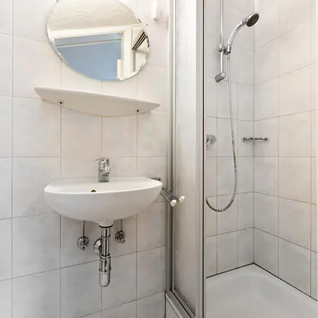 Lejlighed Near Lift, Cleaning Included