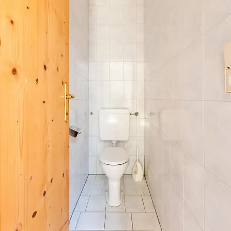 Lejlighed Near Lift, Cleaning Included